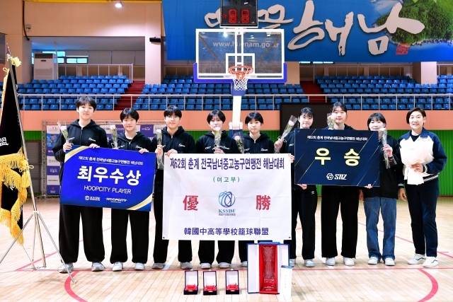 여자고등부에서는 지난해 우승팀 수피아여고가 C조에서 상주여고, 온양여고와 맞붙는다. 수피아여고는 지난해 춘계 연맹전 우승을 시작으로 2025년 4관왕을 달성한 강팀이다. 특히 C조에서는 지난해 결승에서 맞붙었던 수피아여고와 온양여고의 ‘결승 리턴 매치’가 성사돼 관심을 모은다. 또한 A조 선일여고와 숙명여고의 라이벌 맞대결도 주요 관전 포인트다. 사진=한국중고농구연맹 제공