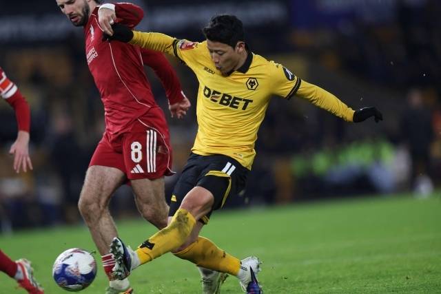 울버햄튼은 리버풀에 상대가 되지 않았다. 무려 3골을 헌납하며 일방적으로 끌려다녔다. 그러나 황희찬이 최소한의 자존심을 살렸다. 종아리 부상을 털고 돌아온 그는 후반 추가시간 복귀골을 신고했다. 사진=AFP=연합뉴스