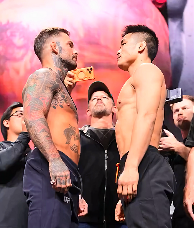 전 밴텀급 챔피언 코디 레이 앨런 가브랜트와 RTU 시즌2 밴텀급 준우승자 샤오룽이 2026년 3월 미국 네바다주 MGM 그랜드가든 아레나 UFC 326 공개 계체 행사에서 마주 보고 있다. 사진=TKO