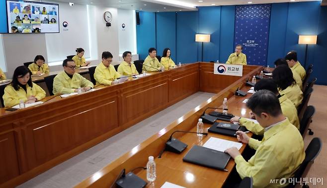 (서울=뉴스1) 김진환 기자 = 조현 외교부 장관이 7일 서울 종로구 외교부 청사에서 중동 상황 관련 재외국민보호대책본부 회의를 주재하고 있다. 2026.3.7/뉴스1  Copyright (C) 뉴스1. All rights reserved. 무단 전재 및 재배포,  AI학습 이용 금지.