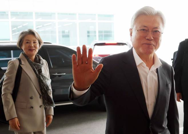 퇴임 후 첫 미국 방문에 나선 문재인 전 대통령과 김정숙 여사가 5일 부산 강서구 김해국제공항에 도착, 차량에서 내려 인천공항으로 향하기 위해 이동하고 있다. /사진=뉴시스