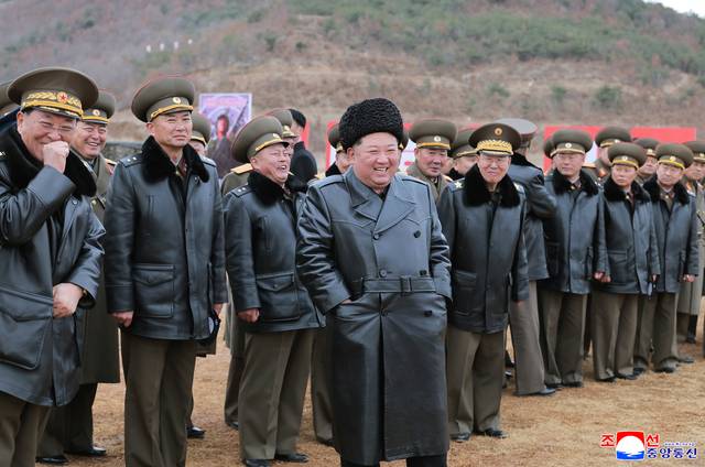 김정은 북한 국무위원장이 ‘저격수의 날’을 맞아 진행된 사격경기를 지난 3일 관람했다고 조선중앙통신이 5일 보도했다. 조선중앙통신·연합뉴스