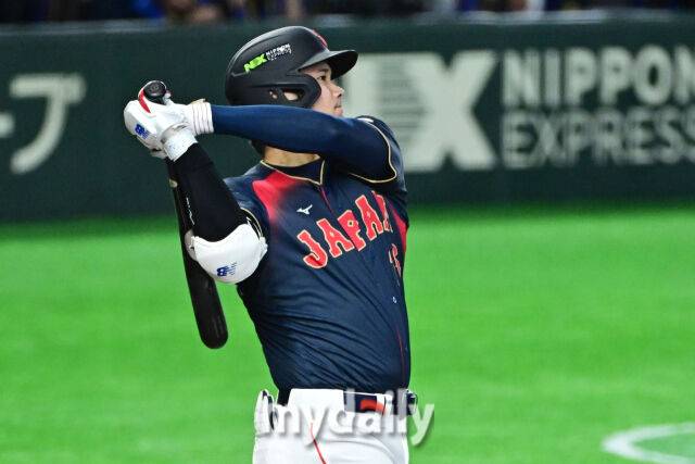 6일 일본 도쿄돔에서 열린 2026 월드 베이스볼 클래식(WBC) 조별리그 일본-대만 경기. 일본 오타니가 1회초 첫 자로 나와 초구를 받아쳐 2루타를 기록하고 있다./도쿄(일본)=한혁승 기자