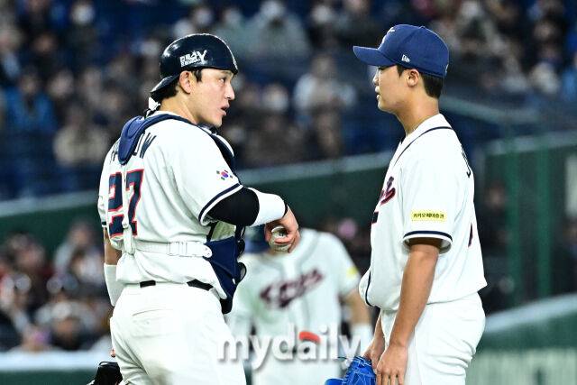 5일 일본 도쿄돔에서 열린 2026 월드 베이스볼 클래식(WBC) 조별리그 한국-체코 경기. 박동원이 5회초 1사 1-2루에 마운드에 올라 투수 정우주와 이야기를 나누고 있다./도쿄(일본)=한혁승 기자