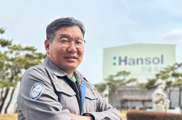 정경표 한솔제지 천안공장 공장장이 헤럴드경제와 인터뷰를 한 뒤 천안공장을 배경으로 포즈를 취하고 있다. 종이를 들어 딱 보면 어느 회사가 만든 종이인지 구분할 수 있다는 그는 ‘30년 전에도 종이 산업은 사양 산업이었었다’면서 종이 산업이 줄어는 들어도 사라지지는 않을 것이라고 말했다. [홍석희 기자]