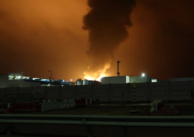 지난 4일(현지시간) 아랍에미리트 푸자이라의 석유 정제 허브에서 요격된 드론의 잔해로 인해 발생한 화재로 불길이 치솟고 있다. [EPA]