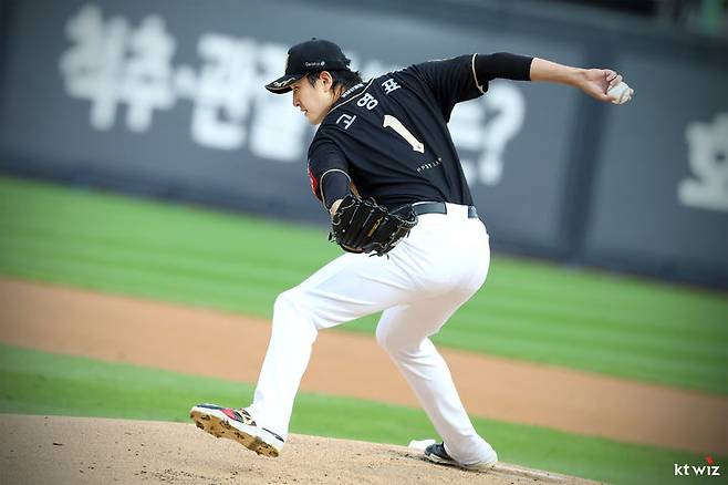 [서울=뉴시스] 프로야구 KT 위즈 고영표가 20일 수원 KT위즈파크에서 열린 2025 신한 쏠뱅크 KBO리그 한화 이글스와의 경기에 선발 등판해 공을 던지고 있다. (사진=KT 위즈 제공) 2025.09.20. *재판매 및 DB 금지