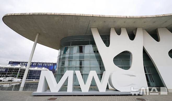 [바르셀로나=뉴시스] 사진공동취재단 = 모바일 월드 콩그레스(MWC)2026 개막을 앞둔 1일(현지 시간) 스페인 바르셀로나 피란 그란 비아 전시장 입구에 MWC 대형 조형물이 설치돼 있다. 2026.03.01. photo@newsis.com
