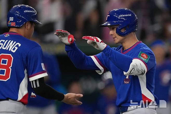 [도쿄=AP/뉴시스] 대만의 스튜어트 페어차일드(오른쪽)가 7일 일본 도쿄돔에서 열린 2026 월드베이스볼클래식(WBC) 조별리그 C조 체코와의 경기에서 2회 만루홈런을 친 뒤 쑹청루이와 기뻐하고 있다. 2026.03.07.