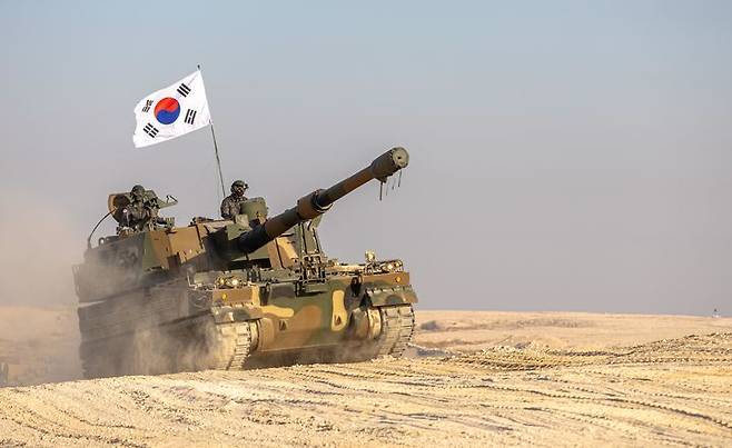 [서울=뉴시스] 우리군의 K9A1자주포가 카타르 알 칼라엘 훈련장의 사막을 기동하고 있다. (사진=육군 제공) 2024.10.21. photo@newsis.com *재판매 및 DB 금지