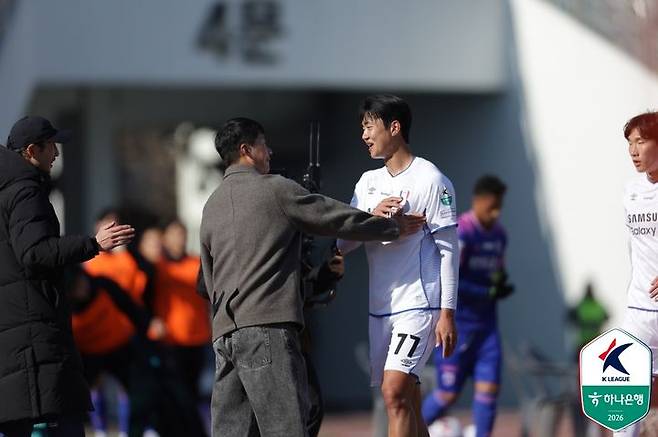 [서울=뉴시스] 프로축구 K리그2 수원 삼성의 김지현과 이정효 감독. (사진=한국프로축구연맹 제공)