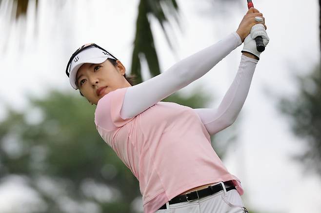 [싱가포르=AP/뉴시스] 이미향이 26일(현지 시간) 싱가포르 센토사 골프클럽에서 열린 미국여자프로골프(LPGA) 투어 HSBC 위민스 월드 챔피언십 첫날 티샷하고 있다. 2026.02.26.