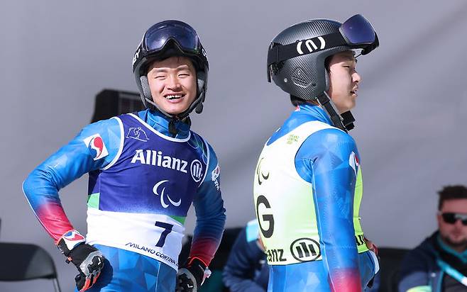 [서울=뉴시스] 7일(한국 시간) 이탈리아 코르티나담페초 토파네 알파인스키 센터에서 열린 2026 밀라노·코르티나담페초 동계패럴림픽 알파인스키 활강에서 레이스 도중 넘어진 황민규와 가이드 김준형. (사진 = 대한장애인체육회 제공) *재판매 및 DB 금지