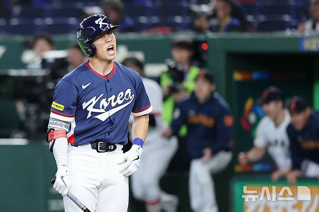 [도쿄=뉴시스] 권창회 기자 = 7일 일본 도쿄돔에서 열린 2026 WBC 조별리그 C조 2차전 한국과 일본의 경기, 8회초 2사 만루 한국 김혜성이 삼진아웃을 당한뒤 아쉬워하고 있다. 2026.03.07. kch0523@newsis.com