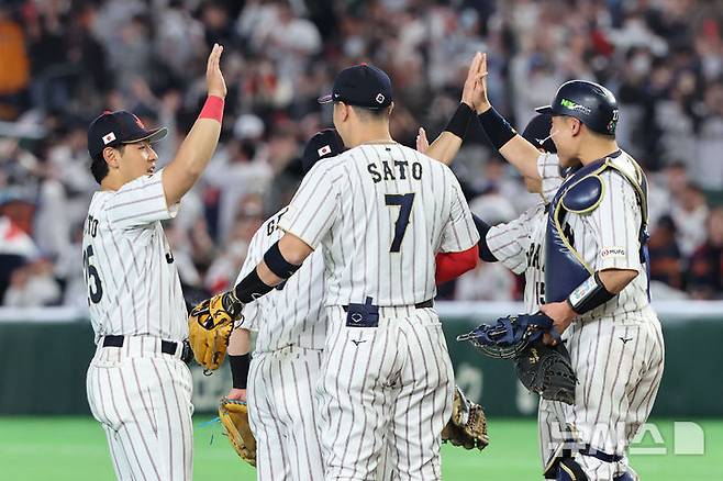 [도쿄=뉴시스] 권창회 기자 = 7일 일본 도쿄돔에서 열린 2026 WBC 조별리그 C조 2차전 한국과 일본의 경기, 8-6으로 승리한 일본 선수들이 기뻐하고 있다. 2026.03.07. kch0523@newsis.com