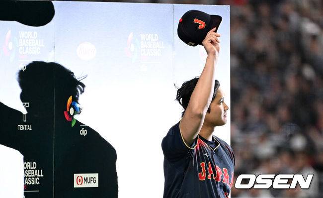 [OSEN=도쿄(일본), 손용호 기자] 월드베이스볼클래식(WBC) 2연패를 향한 일본의 첫 여정이 파괴적이었다. 대만을 5회 콜드게임으로 몰아붙이면서 완벽한 승리를 거뒀다.일본은 6일 일본 도쿄돔에서 열린 ‘2026 월드베이스볼클래식(WBC)’ 1라운드 C조 대만과의 첫 경기에서 13-0, 7회 콜드게임 승리를 거두며 완벽한 출발을 알렸다. 일본은 대회 첫 승을 거뒀고 대만은 2패로 탈락 위기에 몰렸다.경기 종료 후 인터뷰를 마친 일본 오타니 쇼헤이가 모자를 벗어 인사하고 있다. 2026.03.06&nbsp;/spjj@osen.co.kr