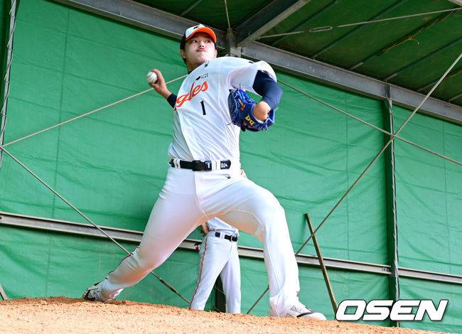 [OSEN=오키나와(일본), 최규한 기자] 프로야구 한화 이글스가 21일 일본 오키나와 고친다 구장에서 스프링 캠프 훈련을 펼쳤다. 한화 문동주가 불펜 피칭을 하고 있다. 2026.02.21 / dreamer@osen.co.kr