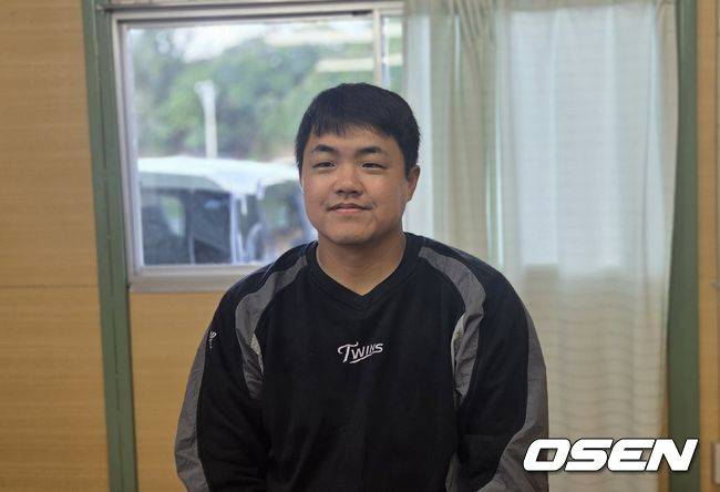[OSEN=오키나와, 한용섭 기자]프로야구 LG 트윈스 투수 장현식이 일본 오키나와 스프링캠프에서 친정팀 KIA 타이거즈와 연습경기를 마치고 인터뷰하고 있다. 장현식은 KIA 선수들을 오랜만에 만나 인사를 나눴다.&nbsp;/orange@osen.co.kr