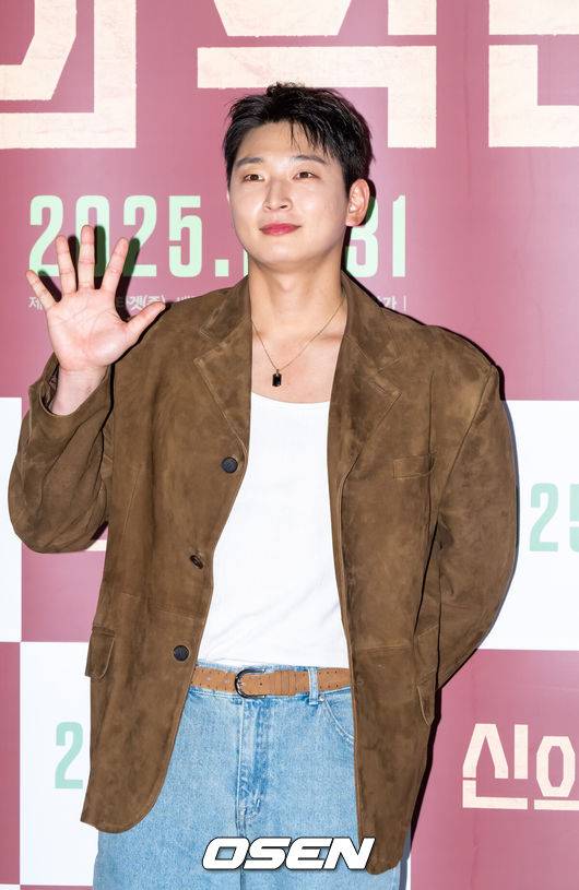 [OSEN=박준형 기자] 8일 오전 서울 용산아이파크몰 내 용산 CGV에서 영화 '신의 악단' 제작보고회가 진행됐다.‘신의악단’은 북한에 외화벌이를 위해 가짜 찬양단이 창설되며 벌어지는 이야기를 그린 작품으로 이날 제작보고회에는 김형협&nbsp;감독과 배우 박시후, 정진운,&nbsp;태항호,&nbsp;장지건,&nbsp;한정완,&nbsp;문경민, 고혜진, 최선자, 서동원, 강승완, 신한결이 참석했다. 배우 정진운이 포즈를 취하고 있다.    2025.12.08 / soul1014@osen.co.kr