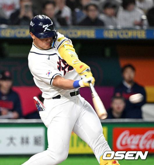 [OSEN=도쿄(일본), 손용호 기자] 5일 일본 도쿄돔에서 월드베이스볼클래식(WBC) 조별리그 C조 한국과 체코의 경기가&nbsp;열렸다.한국은 소형준, 체코는 다니엘 파디샥을 선발투수로 내세웠다.2006년 4강, 2009년 준우승을 차지한 경험이 있는 한국은 이후 3개 대회(2013년, 2017년, 2023년)에서 모두 8강 토너먼트 진출에 실패했다. 이번 대회에서는 17년 만에 본선 토너먼트 진출을 노린다.7회말 무사에서 한국 안현민이 좌전 안타를 치고 있다. 2026.03.05&nbsp;/spjj@osen.co.kr