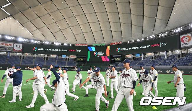 [OSEN=도쿄(일본), 손용호 기자] 34일 일본 도쿄 도쿄돔에서 월드베이스볼클래식(WBC)대회를 하루 앞두고 한국 대표팀이 공식 훈련을 가졌다.우리 대표팀은 5일 일본 도쿄돔에서 체코와 WBC 조별리그 1차전에서 격돌한다.선수들이 훈련전 스트레칭을 하고 있다. 2026.03.04 /spjj@osen.co.kr