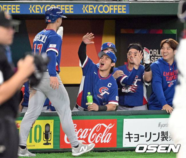 [OSEN=도쿄(일본), 손용호 기자] 7일 일본 도쿄돔에서  WBC 아시아라운드 체코와 대만의 경기가 열렸다.6회초 무사 2루 장위의 안타로 득점을 올린 페어차일드가 동료들의 환영을 받고 있다. 2026.03.07&nbsp;/spjj@osen.co.kr