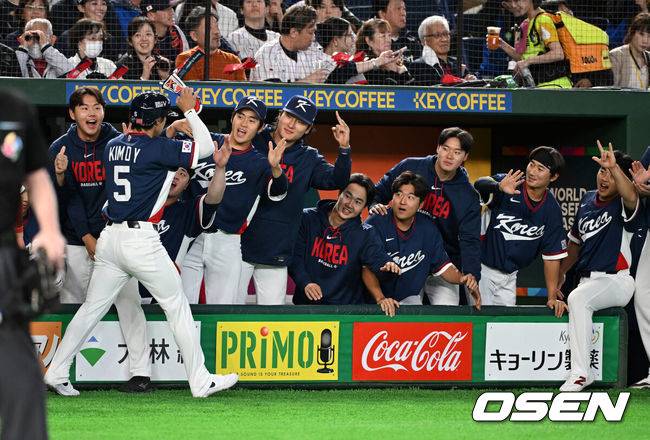 [OSEN=도쿄(일본), 손용호 기자] 7일 일본 도쿄돔에서 2026 월드베이스볼클래식(WBC) 조별리그 C조 대한민국과 일본의 경기가&nbsp;열렸다.한국은 잠수함 고영표, 일본은 좌완 기쿠치 유세이를 선발로 내세웠다. WBC에서 2006년 4강, 2009년 준우승을 차지한 한국은 이후 3개 대회(2013년, 2017년, 2023년)에서 연달아 1라운드를 통과하지 못하고 있다. 이번 대회에서는 8강 토너먼트 복귀를 목표로 대회에 임하고 있다. 지난 5일 체코와의 첫 경기에서는 11-4로 대승을 거두며 좋은 출발을 했다.&nbsp;1회초 무사 1,3루에서 한국 김도영이 이정후의 선제 1타점 좌전 적시타에 홈을 밟으며 더그아웃에서 동료선수들과 하이파이브를 하고 있다. 2026.03.07&nbsp;/spjj@osen.co.kr