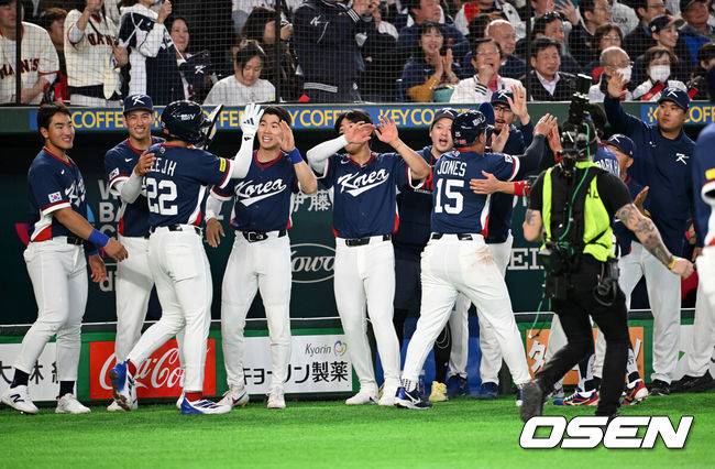 [OSEN=도쿄(일본), 손용호 기자] 7일 일본 도쿄돔에서 2026 월드베이스볼클래식(WBC) 조별리그 C조 대한민국과 일본의 경기가&nbsp;열렸다.한국은 잠수함 고영표, 일본은 좌완 기쿠치 유세이를 선발로 내세웠다. WBC에서 2006년 4강, 2009년 준우승을 차지한 한국은 이후 3개 대회(2013년, 2017년, 2023년)에서 연달아 1라운드를 통과하지 못하고 있다. 이번 대회에서는 8강 토너먼트 복귀를 목표로 대회에 임하고 있다. 지난 5일 체코와의 첫 경기에서는 11-4로 대승을 거두며 좋은 출발을 했다.&nbsp;1회초 2사 1,2루에서 한국 이정후, 저마인 존스가 문보경의 2타점 적시 좌중간 2루타에 득점하며 동료선수들과 하이파이브를 하고 있다. 2026.03.07&nbsp;/spjj@osen.co.kr