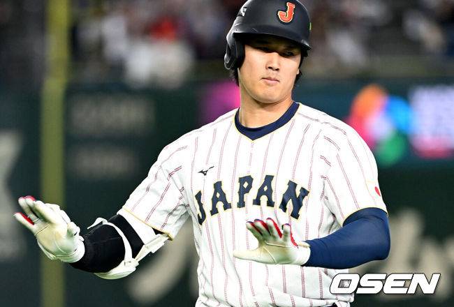 [OSEN=도쿄(일본), 손용호 기자] 7일 일본 도쿄돔에서 2026 월드베이스볼클래식(WBC) 조별리그 C조 대한민국과 일본의 경기가&nbsp;열렸다.한국은 잠수함 고영표, 일본은 좌완 기쿠치 유세이를 선발로 내세웠다. WBC에서 2006년 4강, 2009년 준우승을 차지한 한국은 이후 3개 대회(2013년, 2017년, 2023년)에서 연달아 1라운드를 통과하지 못하고 있다. 이번 대회에서는 8강 토너먼트 복귀를 목표로 대회에 임하고 있다. 지난 5일 체코와의 첫 경기에서는 11-4로 대승을 거두며 좋은 출발을 했다.&nbsp;3회말 1사에서 일본 오타니 쇼헤이가 동점 우중월 솔로포를 날리며 세리머니를 하고 있다. 2026.03.07&nbsp;/spjj@osen.co.kr