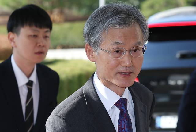 ▲조희대 대법원장이 4일 오전 서울 서초구 대법원으로 출근하고 있다. ⓒ연합뉴스