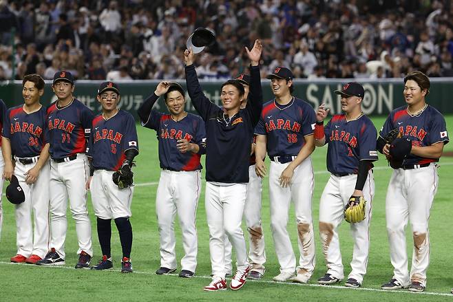 야마모토 요시노부(가운데)가 2026년 3월 6일 일본 도쿄 도쿄돔에서 열린 월드베이스볼클래식(WBC) C조 일본-대만 경기에서 승리한 뒤 동료들과 함께 팬들에게 인사하고 있다. EPA연합뉴스