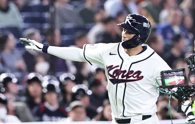 5일 일본 도쿄돔에서 열린 2026 WBC 조별리그 C조 1차전 대한민국과 체코의 경기. 3회말 1사 한국 위트컴이 좌월 솔로 홈런을 치고 그라운드를 돌며 세리머니를 하고 있다. 연합뉴스