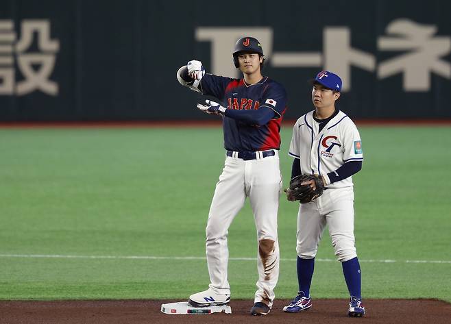 6일 오타니 쇼헤이(왼쪽)가 일본 도쿄돔에서 열린 월드베이스볼클래식(WBC) C조 일본-대만 경기 1회에 2루타를 친 뒤 세리머니를 하고 있다. EPA연합뉴스