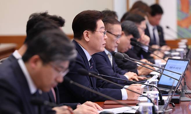 이재명 대통령이 6일 청와대에서 열린 수석보좌관회의에서 발언하고 있다. 연합뉴스