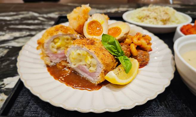 마카로니를 넣은 치킨 롤