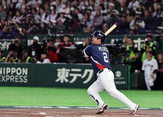 7일 오후 일본 도쿄돔에서 열린 2026 월드베이스볼클래식 C조 조별리그 대한민국과 일본의 경기. 대한민국 문보경이 1회초 2사 1,2루때 2타점 2루타를 치고 있다.