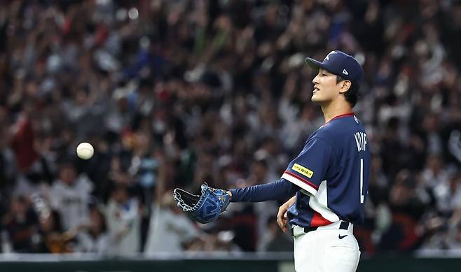 7일 일본 도쿄돔에서 열린 2026 WBC 조별리그 C조 2차전 대한민국과 일본의 경기. 1회말 1사 2루 일본 스즈키에게 우중간 투런 홈런을 허용한 한국 선발 투수 고영표가 아쉬워하고 있다. 연합뉴스