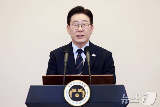 이재명 대통령이 6일 청와대 영빈관에서 열린 2026년 준장 진급 장성 삼정검 수여식에서 격려사를 하고 있다. 사진=청와대통신사진기자단