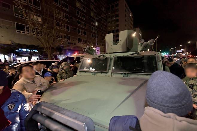 2024년 12월3일 밤 윤석열 전 대통령의 비상계엄 선포 소식을 듣고 서울 여의도 국회 앞으로 몰려 나온 시민들이 계엄군의 이동을 막아서고 있다. ⓒ시사저널 이종현