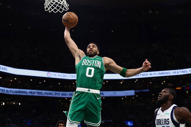 제이슨 테이텀이 7일 미국 매사추세츠주 보스턴의 TD 가든에서 열린 댈러스 매버릭스와 2025~2026 미국프로농구 정규리그 홈경기에서 덩크하고 있다.   보스턴 | Imagn Images연합뉴스