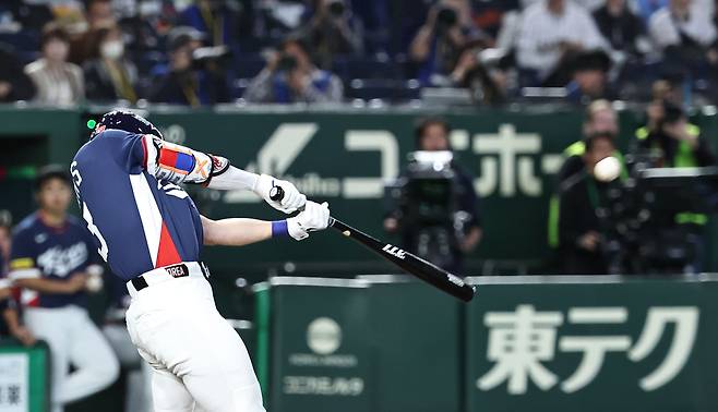 7일 일본 도쿄돔에서 열린 2026 WBC 조별리그 C조 2차전 대한민국과 일본의 경기. 4회초 1사 1루 한국 김혜성이 우중간 투런 홈런을 치고 있다. 2026.3.7 연합뉴스