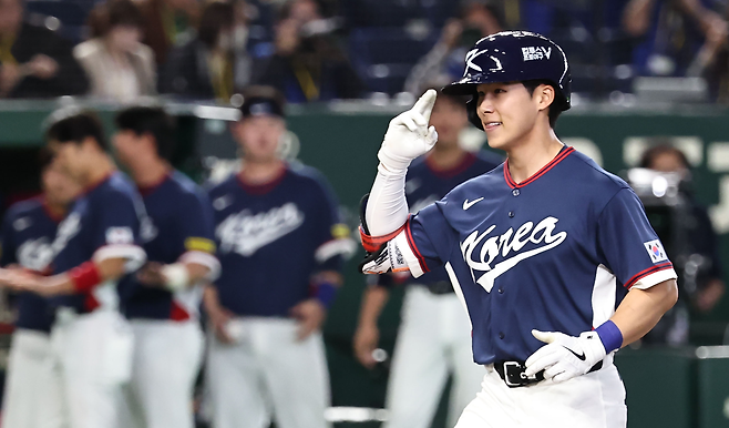 WBC 대표팀 김혜성이 7일 도쿄돔에서 열린 일본전 4회초 동점 투런을 때린 뒤 홈으로 들어오고 있다. 연합뉴스