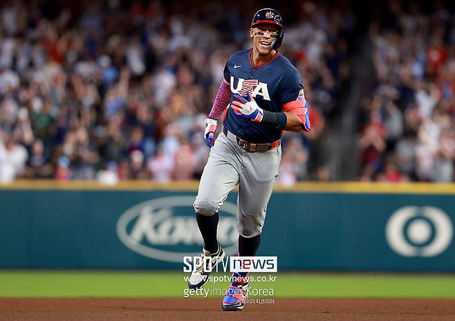 ▲ '캡틴 아메리카' 애런 저지가 미국 국가대표 유니폼을 입고 나선 첫 WBC(월드베이스볼클래식) 경기 첫 타석에서 홈런을 터트렸다. 저지는 한때 KIA에서 뛰었던 브라질 투수 보 다카하시를 상대로 2점 홈런을 기록했다.