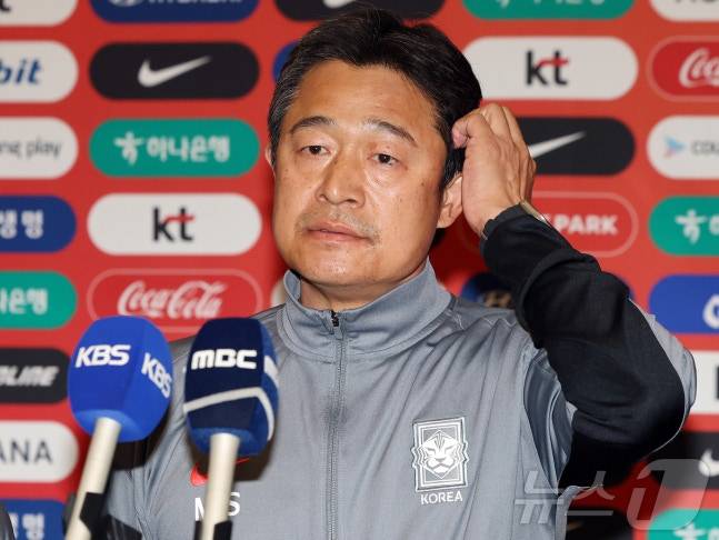 이민성 대한민국 23세 이하(U-23) 축구 대표팀 감독이 지난 1월 25일 오후 인천국제공항을 통해 귀국 후 인터뷰를 하고 있다. 이민성 감독이 이끄는 축구 대표팀은 김상식 감독의 베트남에 승부차기 끝에 충격적인 패배를 당하며 아시아축구연맹(AFC) U-23 아시안컵을 4위로 마감했다. /사진=뉴스1