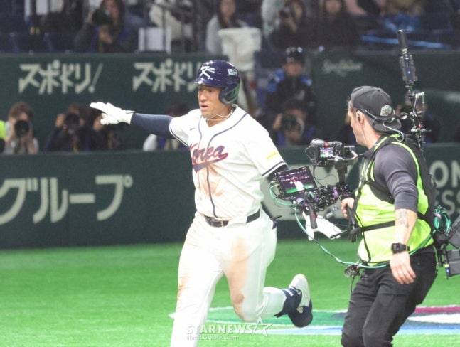 지난 5일 체코전서 8회말 홈런을 친 뒤 비행기 세리머니를 하고 있는 저마이 존스. /사진=강영조 선임기자