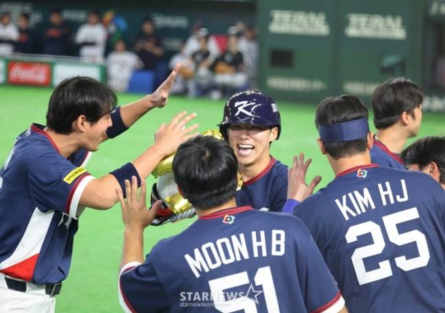 한국 9번타자 김혜성이 7일 도쿄돔에서 열린 2026WBC 도쿄POOL 대한민국과 일본의 경기 4회초 1사 1루에서 동점 투런홈런을 터트린 후 홈인하고 있다. /사진=강영조 선임기자