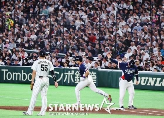 한국 9번타자 김혜성이 7일 도쿄돔에서 열린 2026WBC 도쿄POOL 대한민국과 일본의 경기 4회초 1사 1루에서 동점 투런홈런을 터트린 후 그라운드를 돌고 있다. /사진=강영조 선임기자