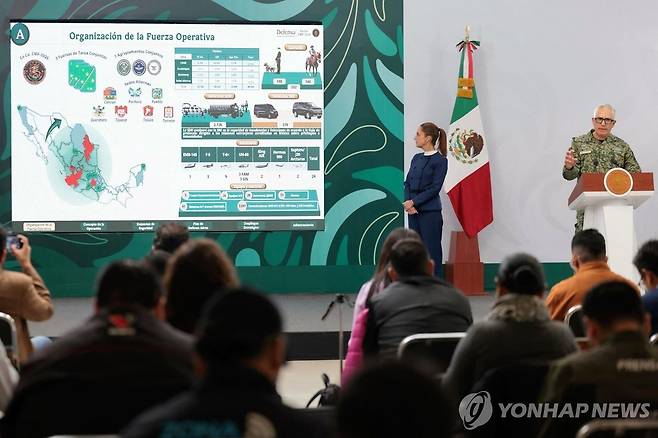 6일(현지시간) 월드컵 치안 대책 발표 자료 살피는 멕시코 대통령 [멕시코 대통령실 제공. 사포판 AFP=연합뉴스. 재판매 및 DB 금지]