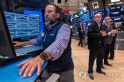 뉴욕증권거래소의 트레이더 [뉴욕 AFP=연합뉴스. 재판매 및 DB 금지]