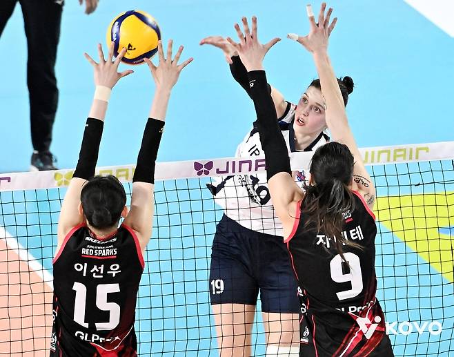 정관장과 경기에서 공격하는 IBK기업은행의 빅토리아 [한국배구연맹 제공. 재판매 및 DB 금지]